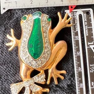 Sweet frog brooch
